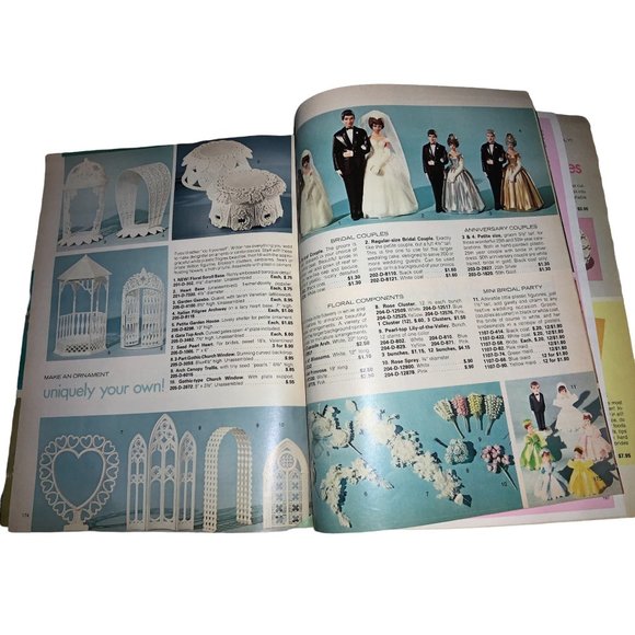 Wilton Yearbook of Cake Decorating 1974 Vintage - Picture 6 of 7